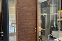 Шпонированные двери в стеклянной перегородке производства Nayada