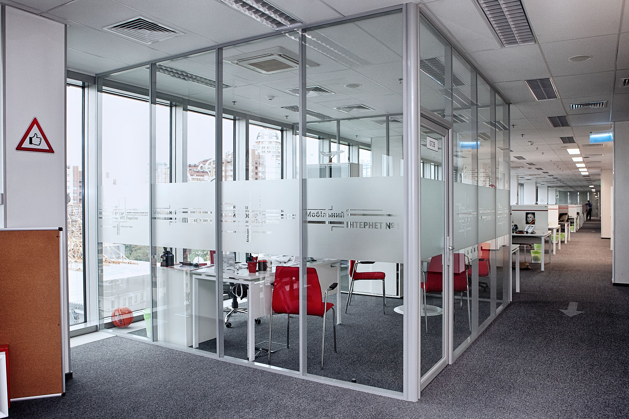 Фото Двери в алюминиевой обвязке