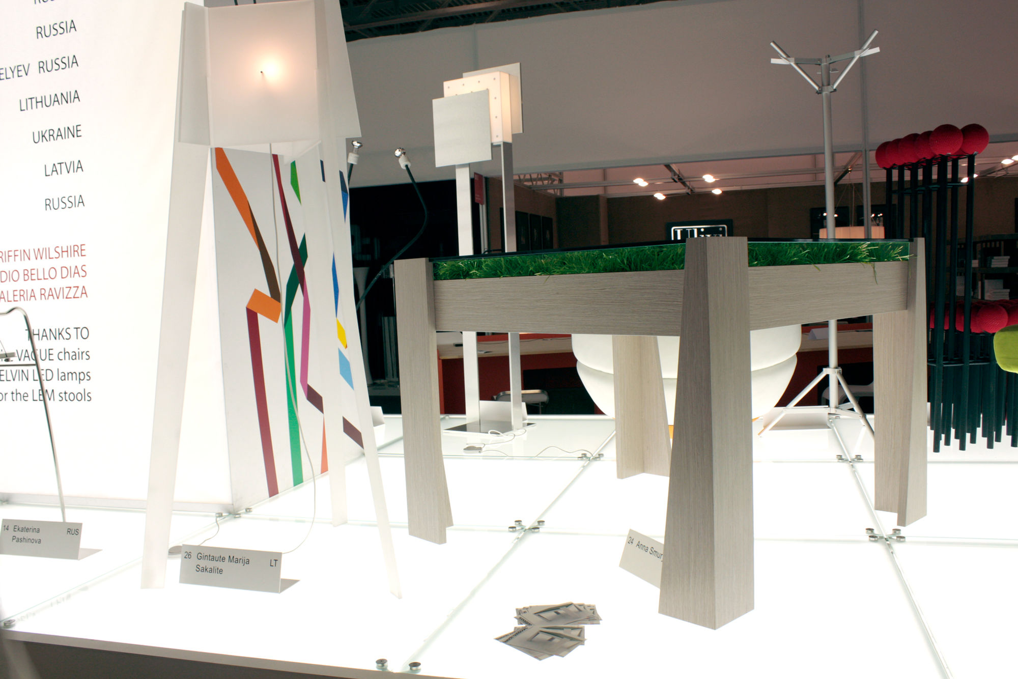 Фото СТОЛ С ТРАВКОЙ