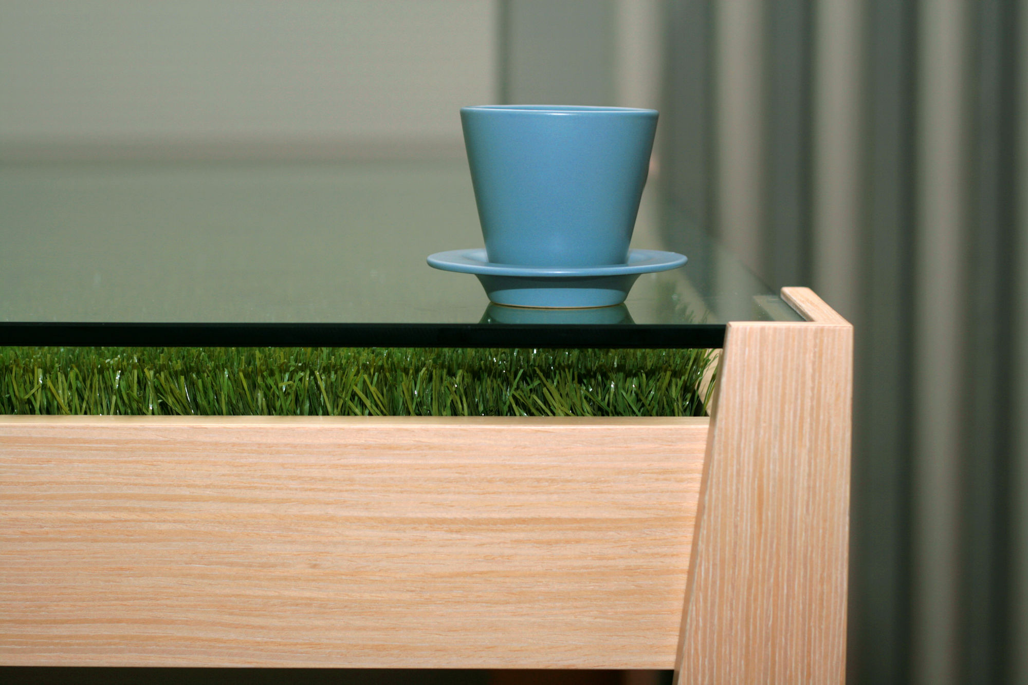 Фото СТОЛ С ТРАВКОЙ