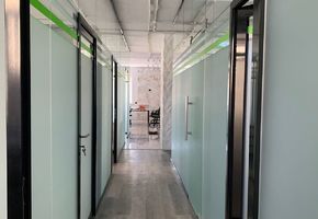 Nayada установила системы перегородок и дверей в офисе IZO-Market KM.