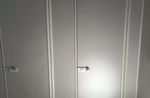 Nayada установила сантехнические перегородки и писсуары в развлекательном центре.