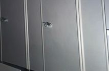 Nayada установила сантехнические перегородки и писсуары в развлекательном центре.