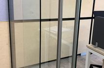 Цельностеклянная перегородка Crystal с откатной дверью.