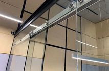 Цельностеклянная перегородка Crystal с откатной дверью.