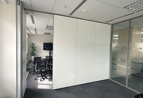 Компания Nayada реализовала проект по установке трансформируемых перегородок Nayada SmartWall H5 в БЦ Q.