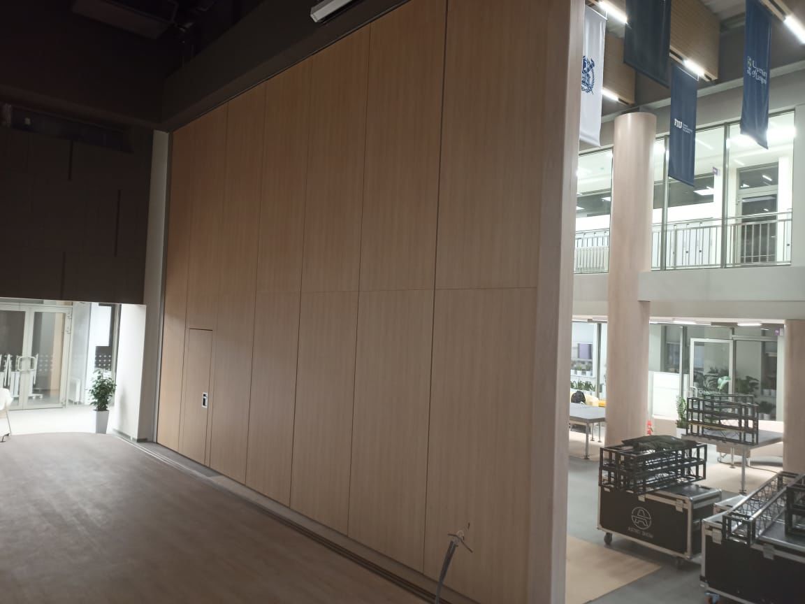 Фото В частную школу New Generation School были установлены раздвижные перегородки NAYADA-SmartWall H7.