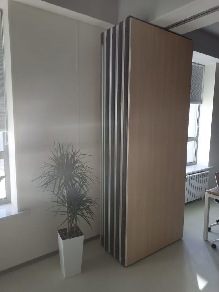 Фото В частную школу New Generation School были установлены раздвижные перегородки NAYADA-SmartWall H7.