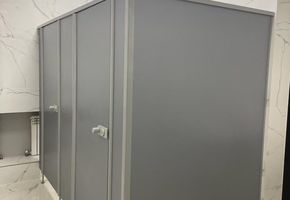 Сантехнические перегородки из панелей влагостойкой ламинированной ДСП от компании Nayada.