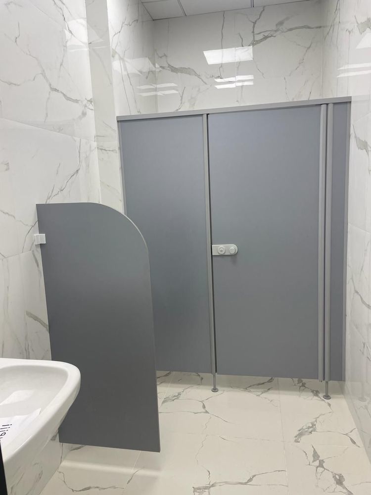 Фото Сантехнические перегородки из панелей влагостойкой ламинированной ДСП от компании Nayada.