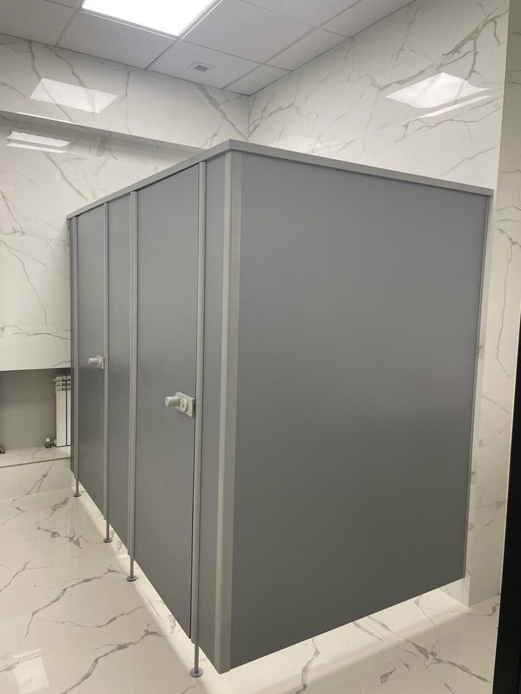 Фото Сантехнические перегородки из панелей влагостойкой ламинированной ДСП от компании Nayada.