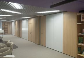 Cистема раздвижных перегородок NAYADA-SmartWall H7 с интегрированной дверью.