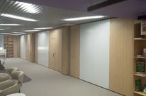 Cистема раздвижных перегородок NAYADA-SmartWall H7 с интегрированной дверью.