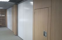 Cистема раздвижных перегородок NAYADA-SmartWall H7 с интегрированной дверью.