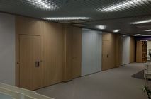 Cистема раздвижных перегородок NAYADA-SmartWall H7 с интегрированной дверью.