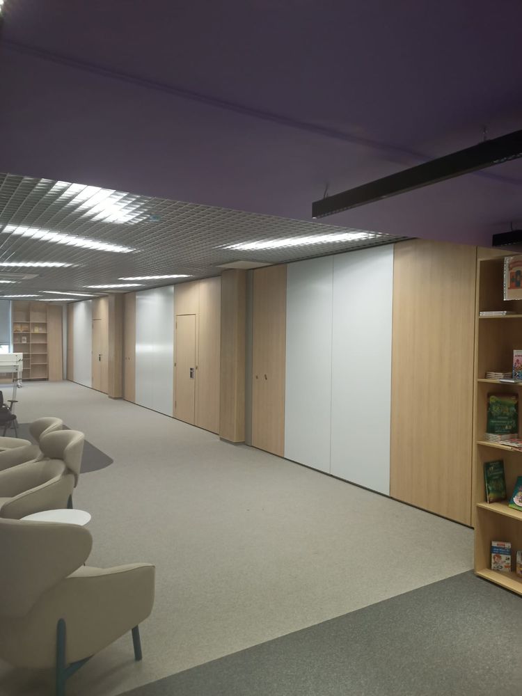 Фото Cистема раздвижных перегородок NAYADA-SmartWall H7 с интегрированной дверью.