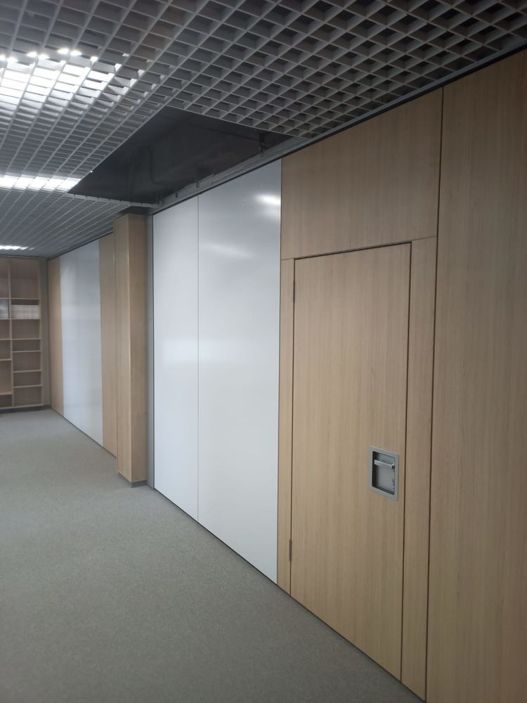 Фото Cистема раздвижных перегородок NAYADA-SmartWall H7 с интегрированной дверью.