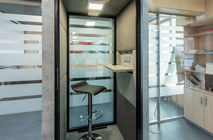 Акустическая скайп-кабина NAYADA — комфортное пространство для переговоров и концентрации.