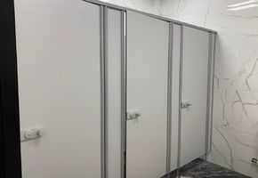 Сантехнические перегородки из компакт-пластика от компании Nayada.