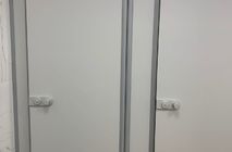 Сантехнические перегородки из компакт-пластика от компании Nayada.