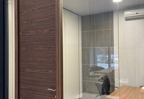 Шпонированные двери в стеклянной перегородке производства Nayada