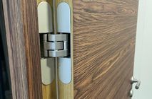 Шпонированные двери в стеклянной перегородке производства Nayada