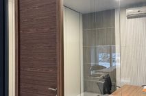Шпонированные двери в стеклянной перегородке производства Nayada