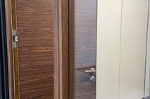 Шпонированные двери в стеклянной перегородке производства Nayada