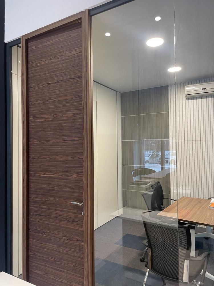 Фото Шпонированные двери в стеклянной перегородке производства Nayada