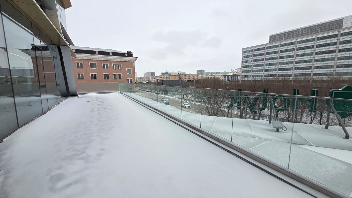 Фото Компания NAYADA  установила цельностеклянное ограждение.