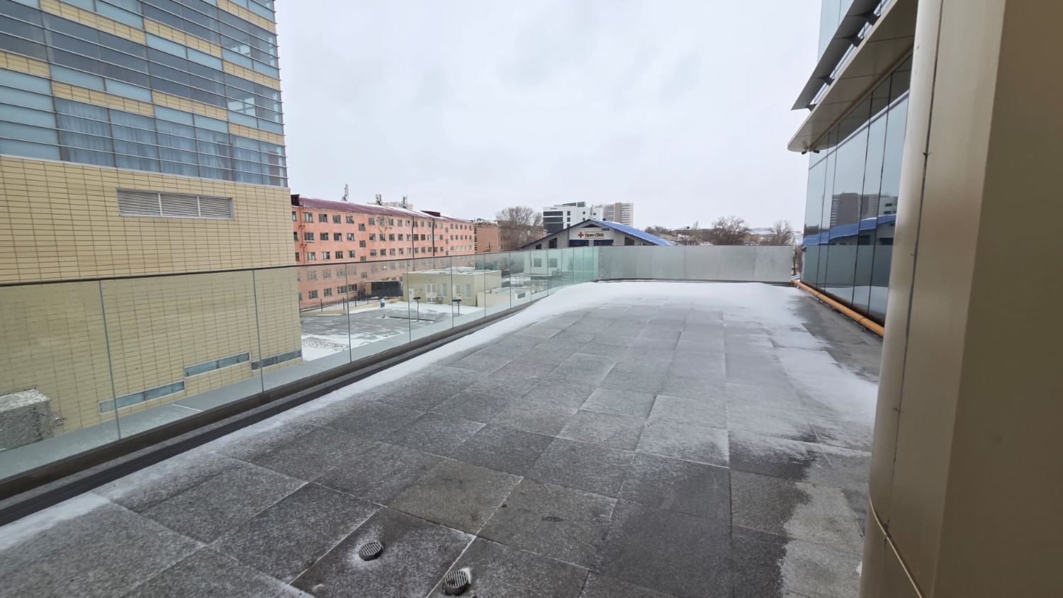 Фото Компания NAYADA  установила цельностеклянное ограждение.