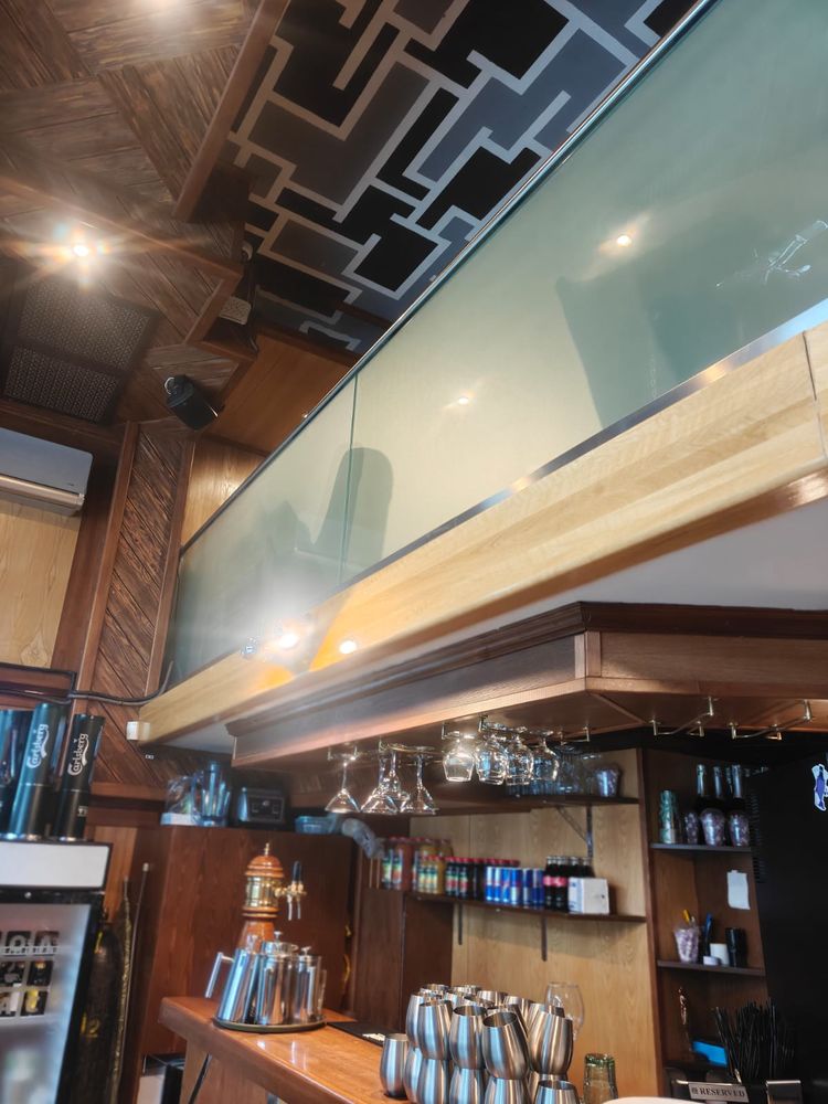 Фото Компания Nayada реализовала проект по установке системы ограждений Nayada-Parapetto в столичном баре Gol+pas.