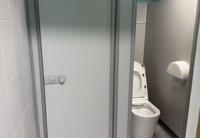 Компания Nayada реализовала проект по установке сантехнических кабин для физико-математической школы.