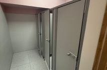 Компания Nayada реализовала проект по установке сантехнических кабин для физико-математической школы.