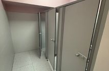 Компания Nayada реализовала проект по установке сантехнических кабин для физико-математической школы.