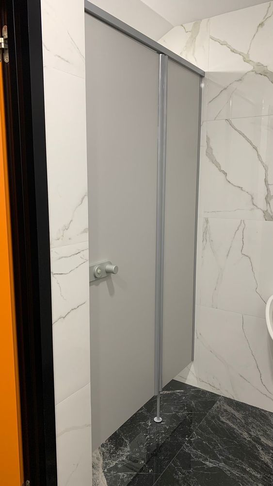 Фото Сантехнические перегородки из HPL пластика от компании Nayada.