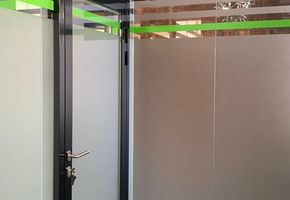 Двери в проекте Nayada установила системы перегородок и дверей в офисе "IZO-Market KM".