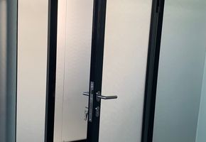 Двери в проекте Nayada установила системы перегородок и дверей в офисе 